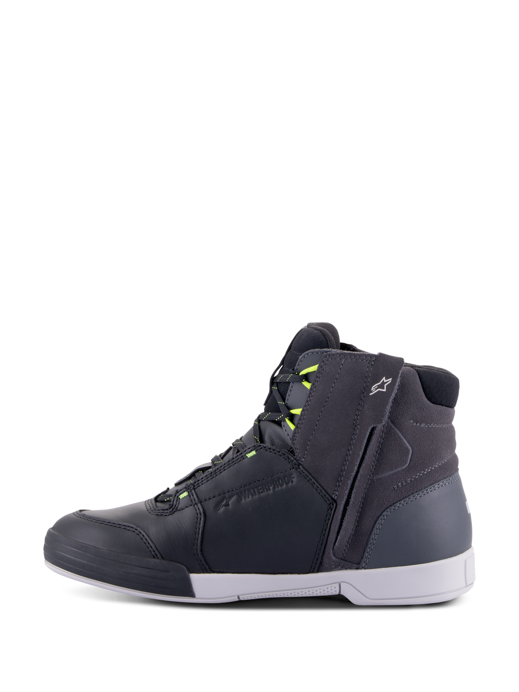 Buty Alpinestars Chrome Drystar®, buty motocyklowe, czarne, ciemnoszare i żółte fluo, profil boczny ukazujący miejski design typu high-top, boczny zamek, biała podeszwa, wodoodporna konstrukcja ze skóry i zamszu z jaskrawożółtymi akcentami