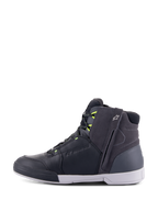 Buty Alpinestars Chrome Drystar®, buty motocyklowe, czarne, ciemnoszare i żółte fluo, profil boczny ukazujący miejski design typu high-top, boczny zamek, biała podeszwa, wodoodporna konstrukcja ze skóry i zamszu z jaskrawożółtymi akcentami
