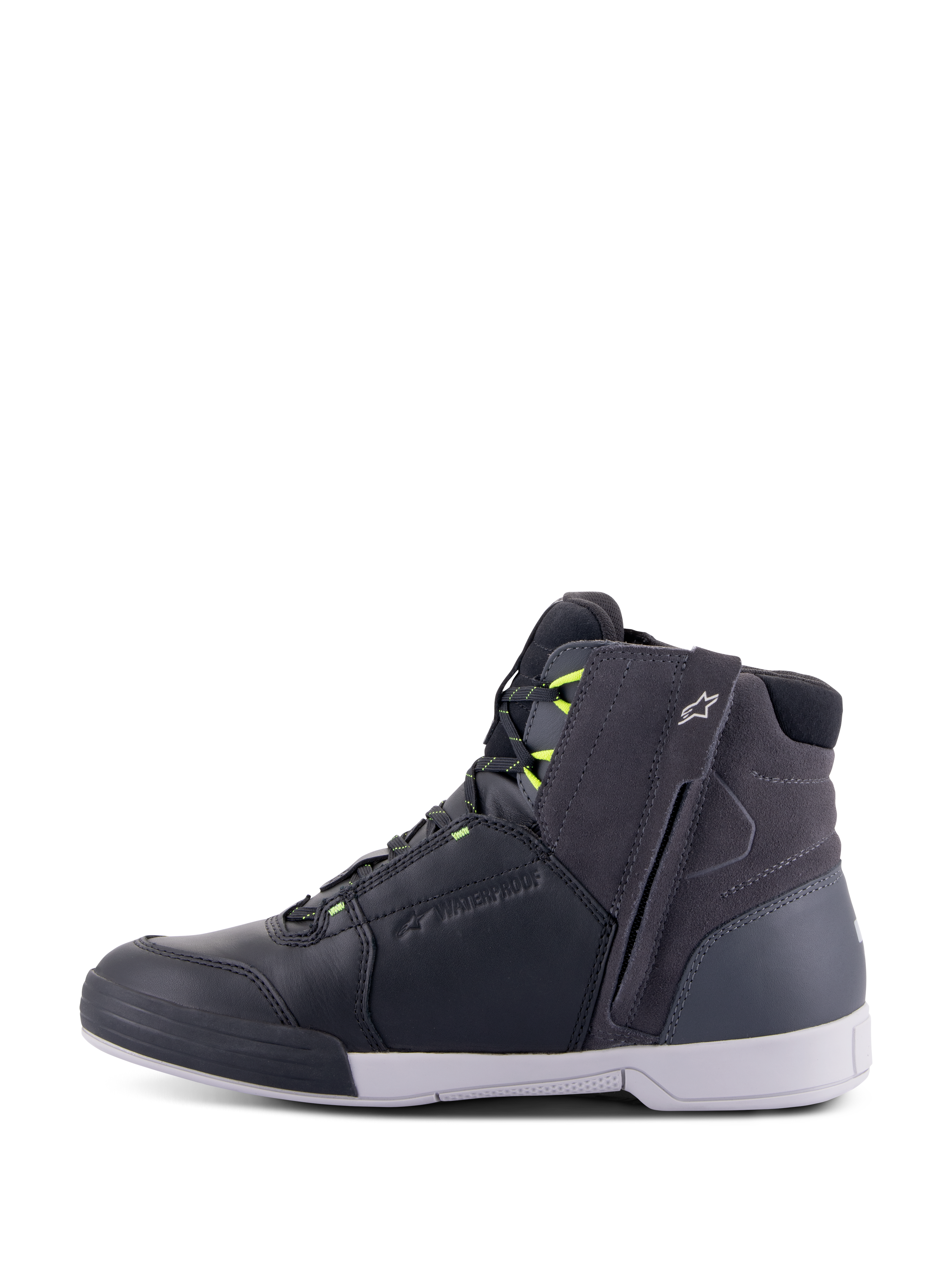 Buty Alpinestars Chrome Drystar®, buty motocyklowe, czarne, ciemnoszare i żółte fluo, profil boczny ukazujący miejski design typu high-top, boczny zamek, biała podeszwa, wodoodporna konstrukcja ze skóry i zamszu z jaskrawożółtymi akcentami