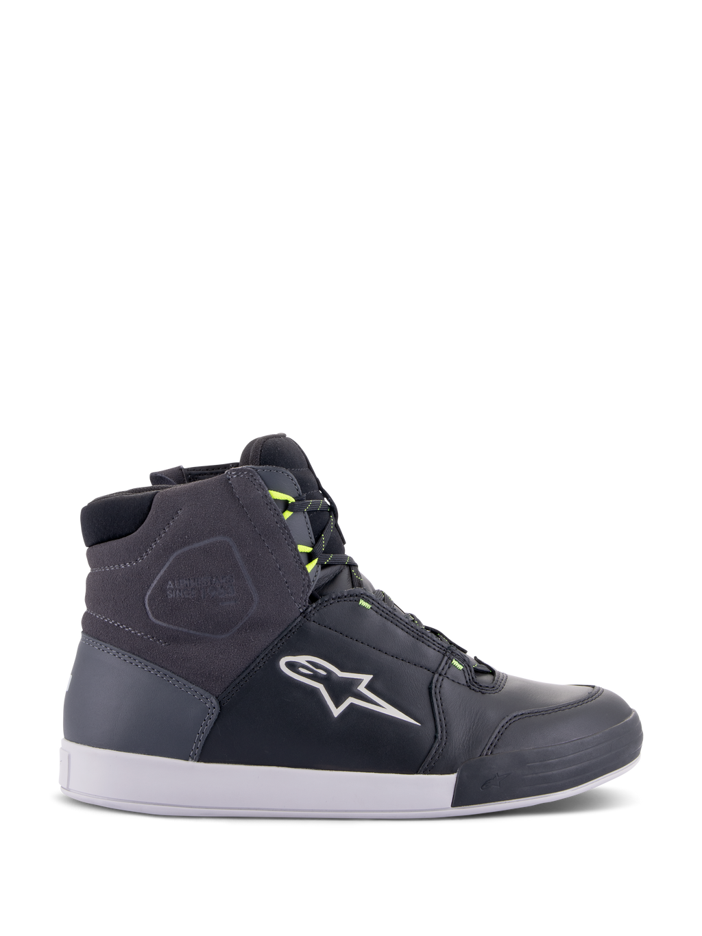 Alpinestars Chrome Drystar Shoes, miejskie sneakersy motocyklowe w kolorze czarnym, ciemnoszarym i żółtym fluo, wykonane z wysokiej jakości skóry i zamszu, biała podeszwa, neonowe żółte sznurowadła i charakterystyczne logo gwiazdy.