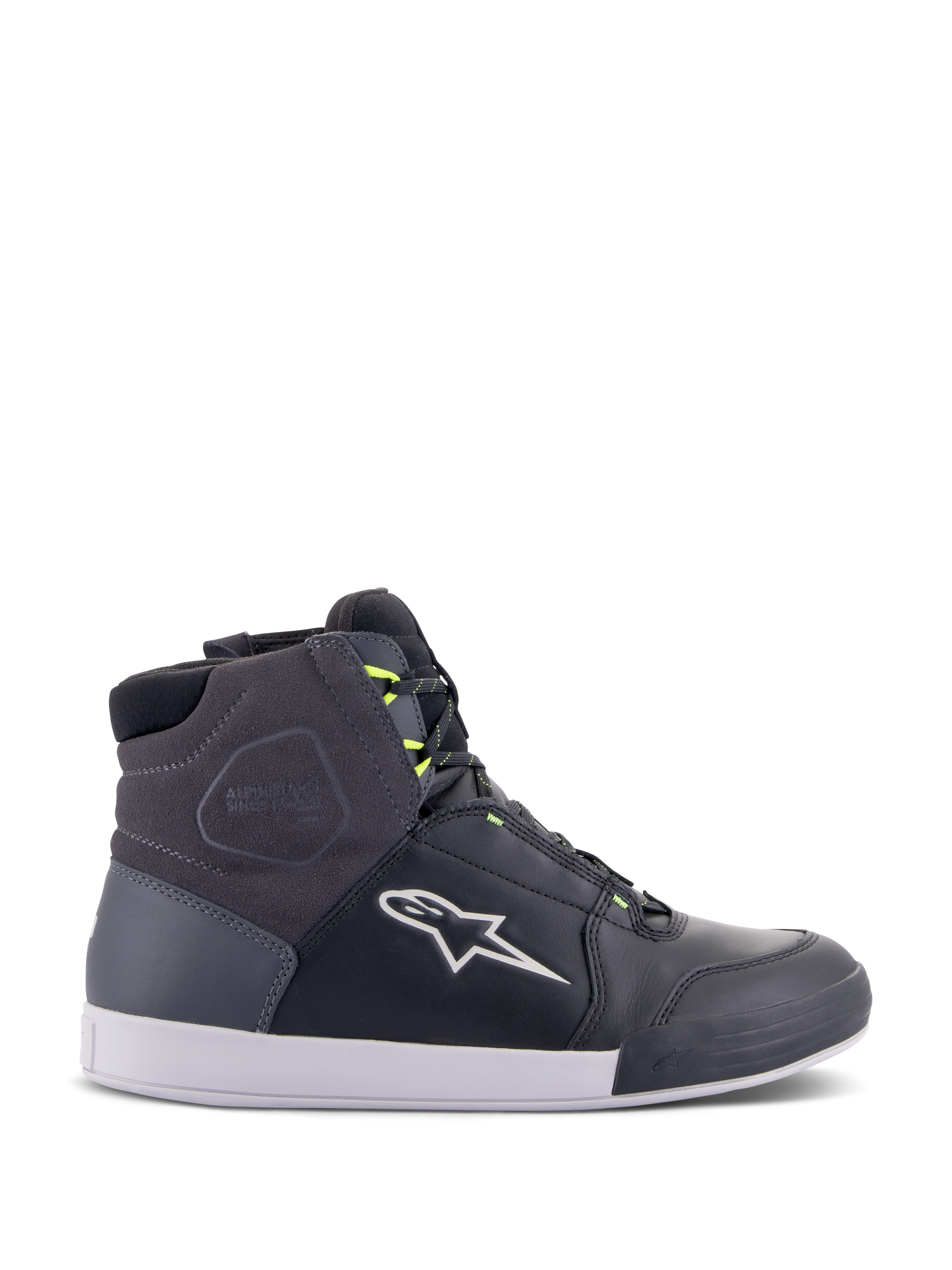 Alpinestars Chrome Drystar Shoes, miejskie sneakersy motocyklowe w kolorze czarnym, ciemnoszarym i żółtym fluo, wykonane z wysokiej jakości skóry i zamszu, biała podeszwa, neonowe żółte sznurowadła i charakterystyczne logo gwiazdy.