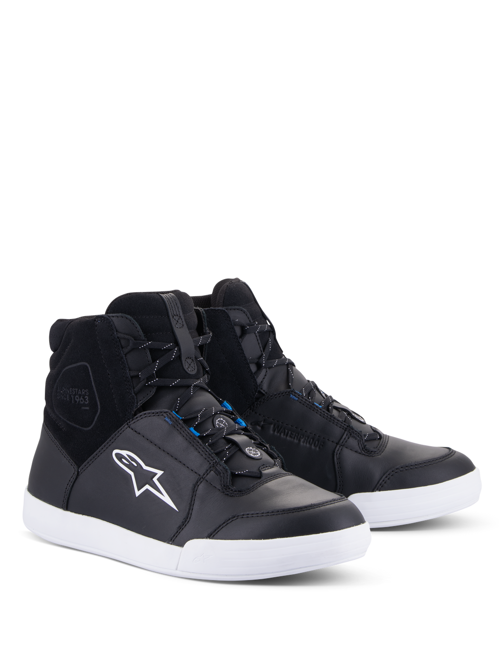 Buty Alpinestars Chrome Drystar®, miejskie buty motocyklowe, czarno-białe z niebieskimi akcentami, wysoka konstrukcja typu sneaker z cholewką ze skóry i zamszu, biała kontrastowa podeszwa i białe logo Astars, wodoodporne obuwie do jazdy miejskiej