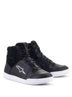 Buty Alpinestars Chrome Drystar®, miejskie buty motocyklowe, czarno-białe z niebieskimi akcentami, wysoka konstrukcja typu sneaker z cholewką ze skóry i zamszu, biała kontrastowa podeszwa i białe logo Astars, wodoodporne obuwie do jazdy miejskiej