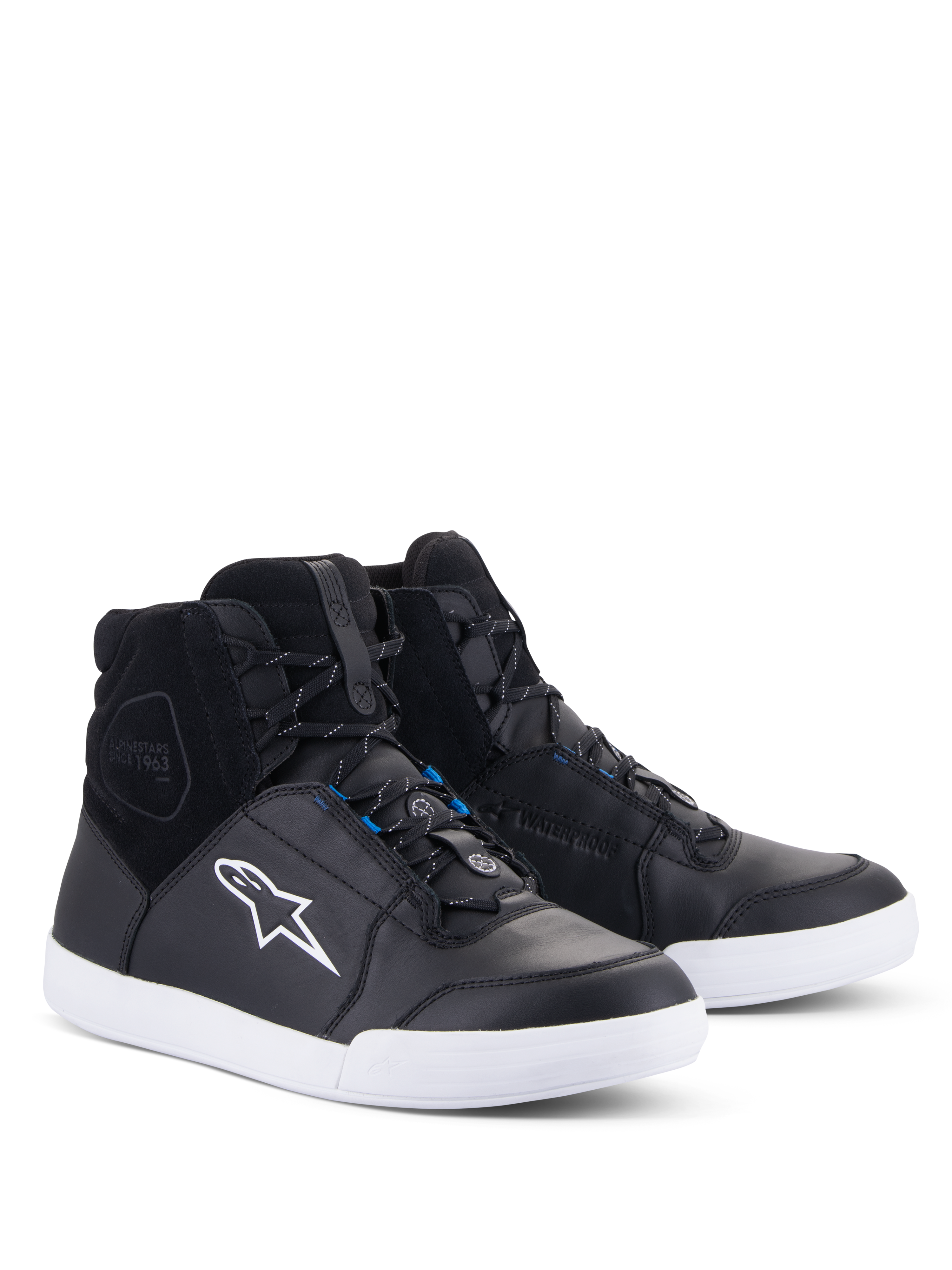 Buty Alpinestars Chrome Drystar®, miejskie buty motocyklowe, czarno-białe z niebieskimi akcentami, wysoka konstrukcja typu sneaker z cholewką ze skóry i zamszu, biała kontrastowa podeszwa i białe logo Astars, wodoodporne obuwie do jazdy miejskiej