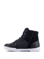 Buty Alpinestars Chrome Drystar®, miejskie buty motocyklowe, czarno-białe z niebieskimi akcentami, cholewka ze skóry i zamszu, boczny zamek błyskawiczny, biała podeszwa, oznaczenie waterproof, codzienny styl wysokich sneakersów