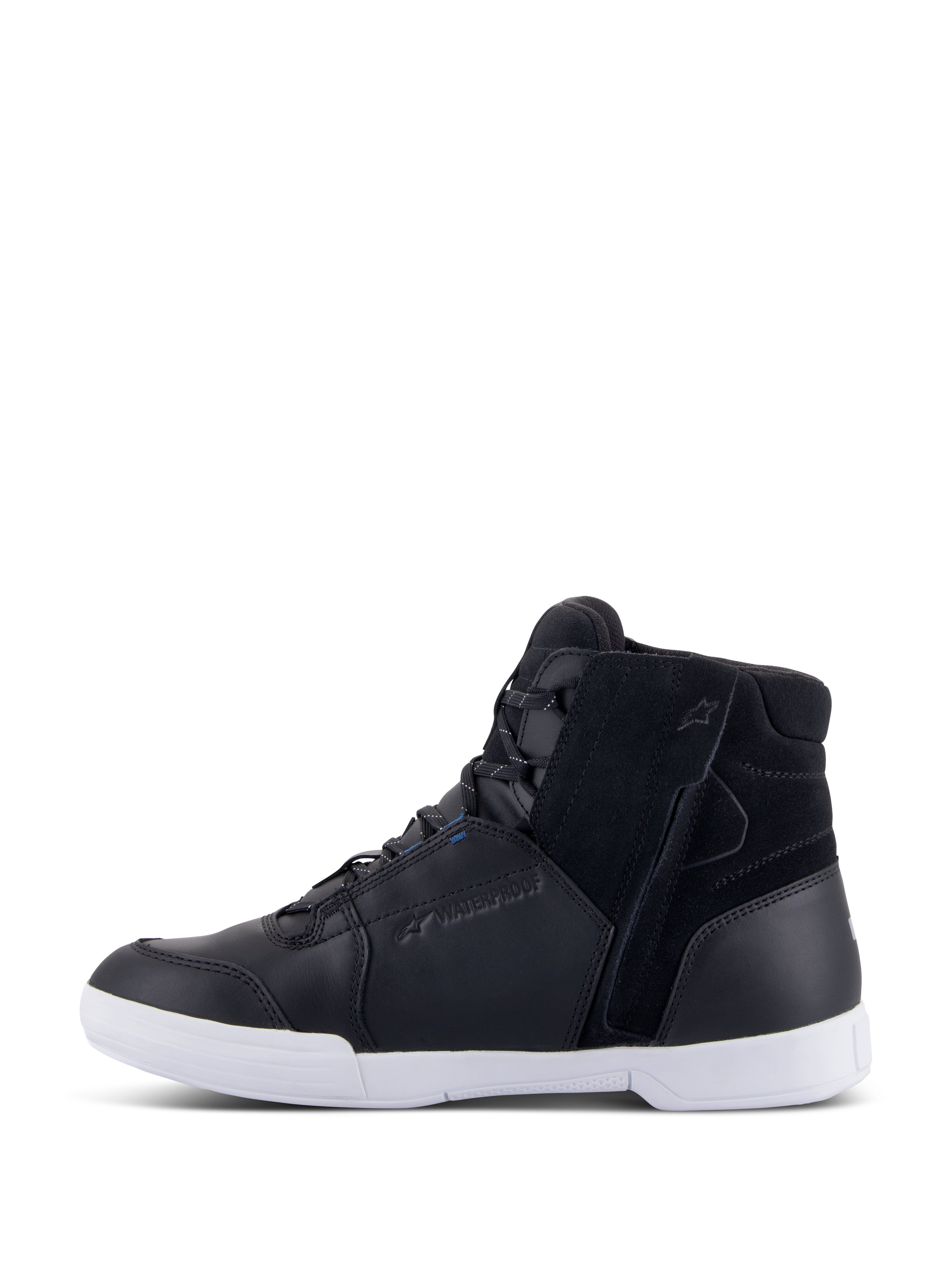 Buty Alpinestars Chrome Drystar®, miejskie buty motocyklowe, czarno-białe z niebieskimi akcentami, cholewka ze skóry i zamszu, boczny zamek błyskawiczny, biała podeszwa, oznaczenie waterproof, codzienny styl wysokich sneakersów