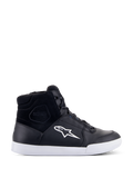 Alpinestars Chrome Drystar Shoes, wysokie sneakersy motocyklowe, czarne z białym logo gwiazdy i białą podeszwą, wodoodporna cholewka ze skóry i zamszu, miejskie obuwie z wyściełanym kołnierzem wokół kostki