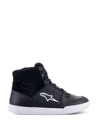 Alpinestars Chrome Drystar Shoes, wysokie sneakersy motocyklowe, czarne z białym logo gwiazdy i białą podeszwą, wodoodporna cholewka ze skóry i zamszu, miejskie obuwie z wyściełanym kołnierzem wokół kostki