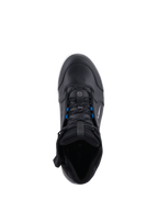 Buty Alpinestars Chrome Drystar®, miejskie buty motocyklowe, czarno-biało-niebieskie, widok z góry na czarne sznurowadła z niebieskimi akcentami, konstrukcja ze skóry premium, ochronny design w miejskim stylu