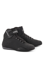 Alpinestars Sektor Waterproof Shoes, buty motocyklowe, czarne, fason za kostkę ze sznurowadłami i paskiem na rzep przy kostce, białe logo Alpinestars, lekka konstrukcja z mikrofibry ze wzmocnionymi panelami i gumową podeszwą