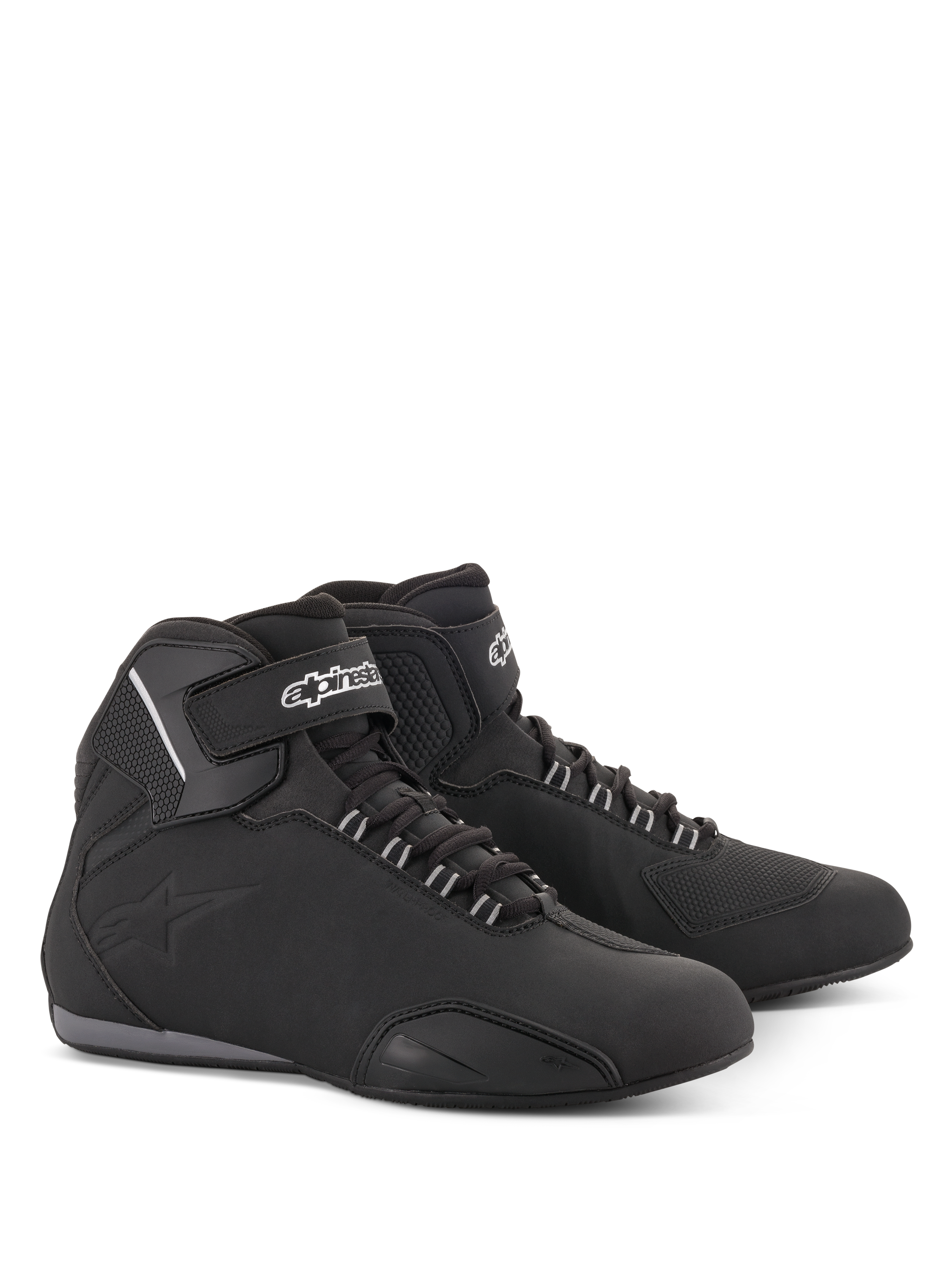 Alpinestars Sektor Waterproof Shoes, buty motocyklowe, czarne, fason za kostkę ze sznurowadłami i paskiem na rzep przy kostce, białe logo Alpinestars, lekka konstrukcja z mikrofibry ze wzmocnionymi panelami i gumową podeszwą