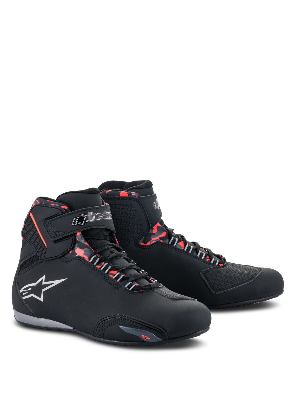 Buty Alpinestars Sektor Waterproof, buty motocyklowe, czarne, ciemnoszare i czerwone fluo, białe logo Alpinestars, wysoki profil z sznurowaniem i zapięciem na rzep, smukła wodoodporna konstrukcja do jazdy szosowej