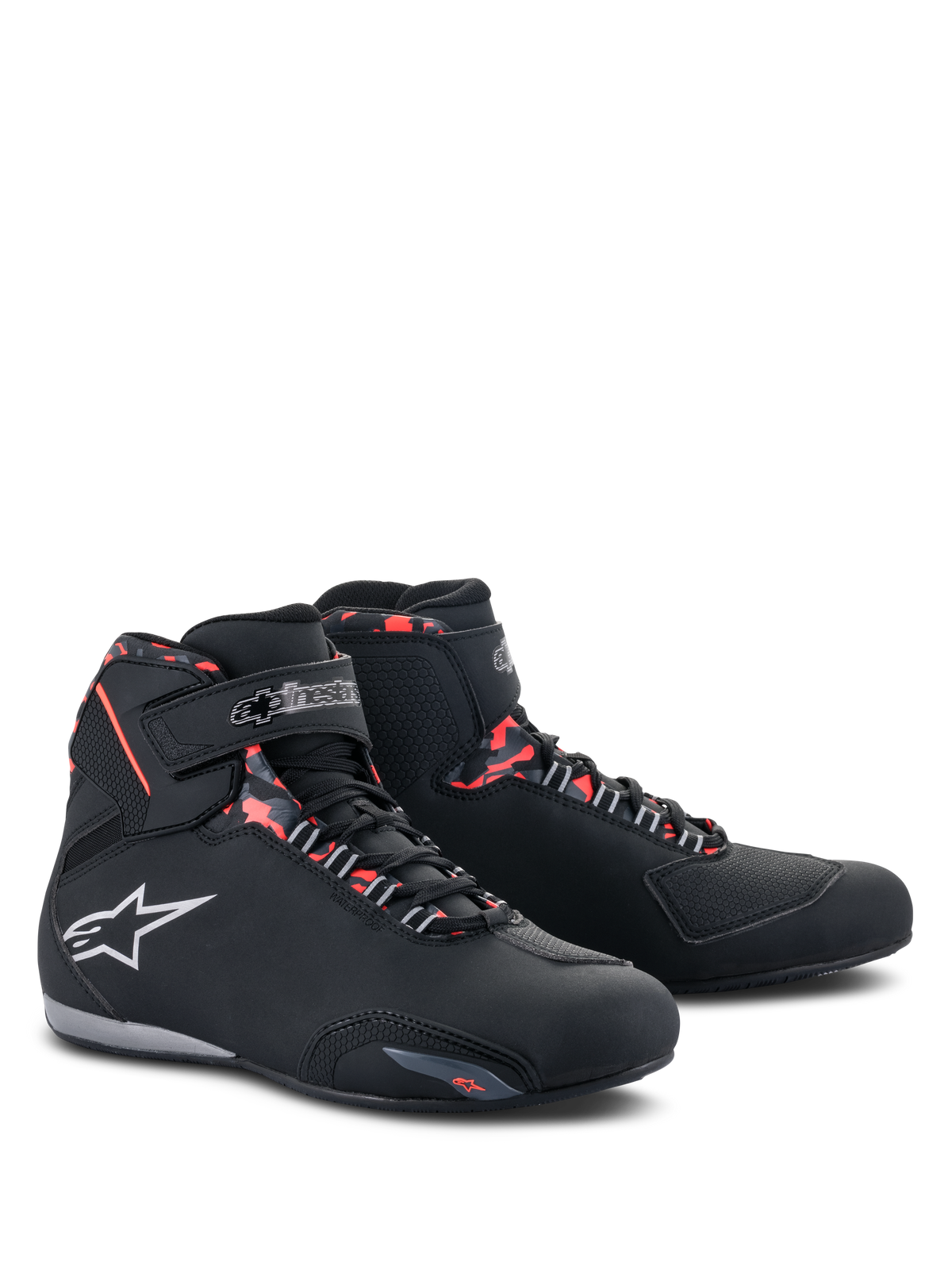 Buty Alpinestars Sektor Waterproof, buty motocyklowe, czarne, ciemnoszare i czerwone fluo, białe logo Alpinestars, wysoki profil z sznurowaniem i zapięciem na rzep, smukła wodoodporna konstrukcja do jazdy szosowej