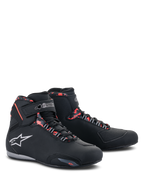 Buty Alpinestars Sektor Waterproof, buty motocyklowe, czarne, ciemnoszare i czerwone fluo, białe logo Alpinestars, wysoki profil z sznurowaniem i zapięciem na rzep, smukła wodoodporna konstrukcja do jazdy szosowej