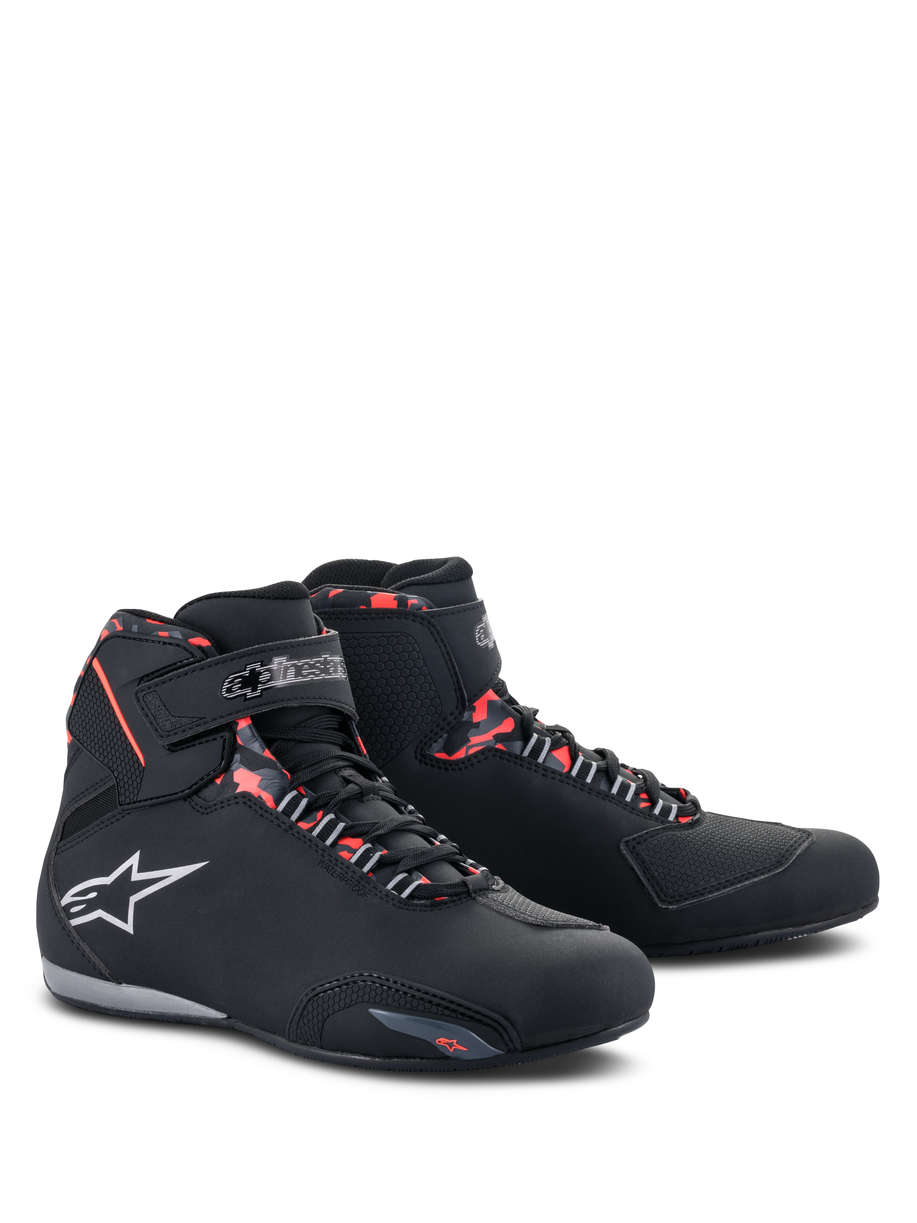 Buty Alpinestars Sektor Waterproof, buty motocyklowe, czarne, ciemnoszare i czerwone fluo, białe logo Alpinestars, wysoki profil z sznurowaniem i zapięciem na rzep, smukła wodoodporna konstrukcja do jazdy szosowej