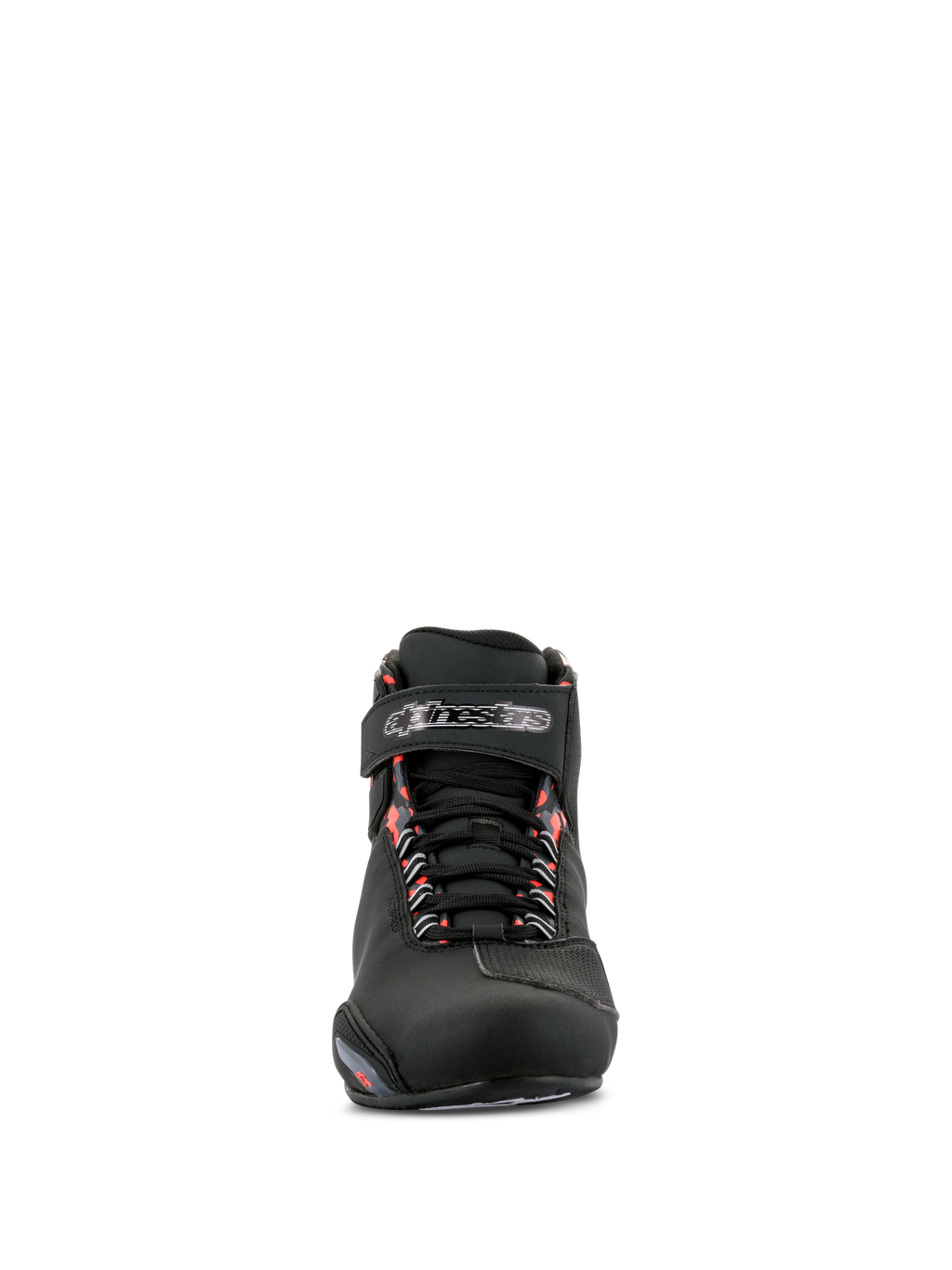 Alpinestars Sektor Waterproof Shoes, buty motocyklowe, czarne i ciemnoszare z czerwonymi akcentami fluo, widok z przodu, konstrukcja z czarnej mikrofibry, sznurowane zapięcie z paskiem na rzep z logo, czerwone fluorescencyjne detale na przelotkach