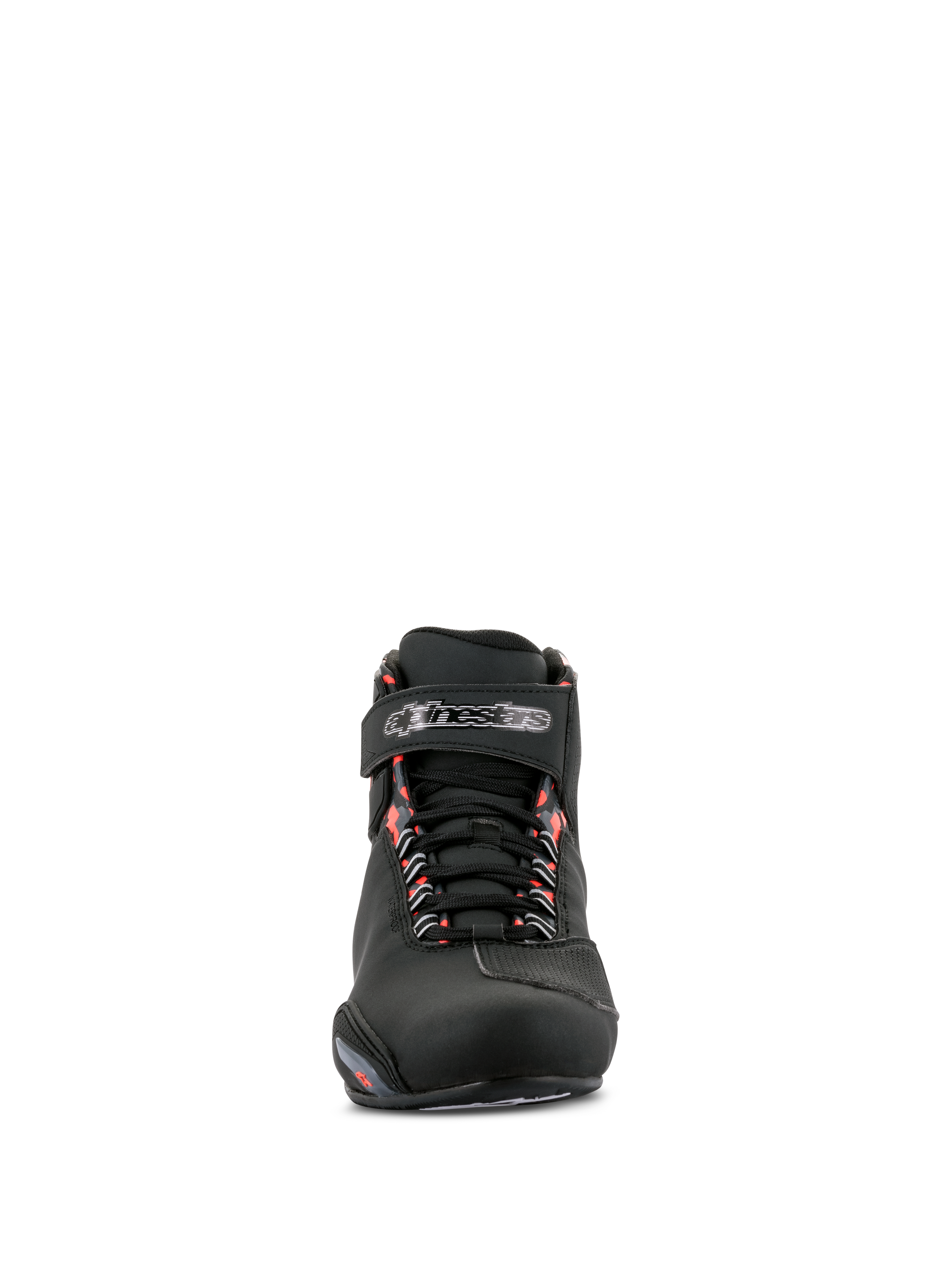 Alpinestars Sektor Waterproof Shoes, buty motocyklowe, czarne i ciemnoszare z czerwonymi akcentami fluo, widok z przodu, konstrukcja z czarnej mikrofibry, sznurowane zapięcie z paskiem na rzep z logo, czerwone fluorescencyjne detale na przelotkach