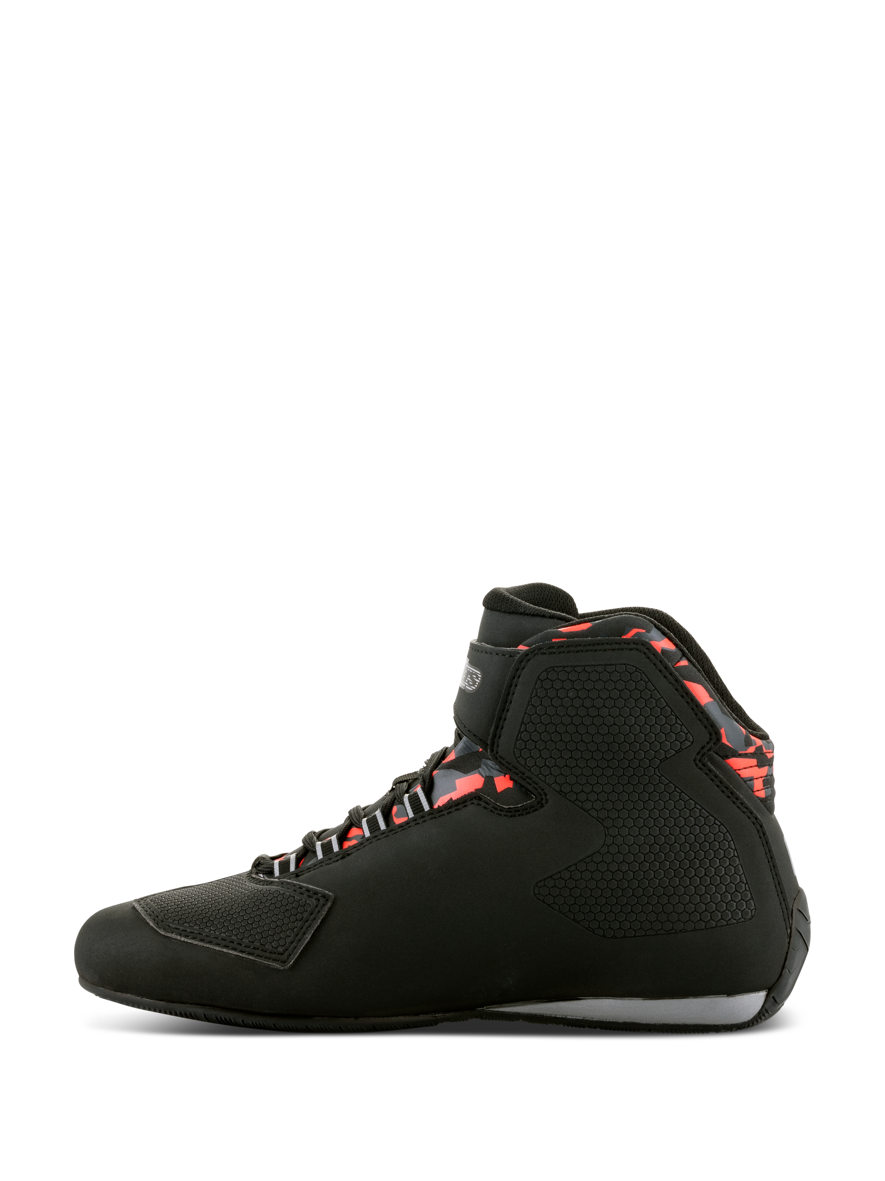 Buty Alpinestars Sektor Waterproof, buty motocyklowe, czarne, ciemnoszare i czerwone fluo, widok z profilu, wysoka konstrukcja, pasek z rzepem na kostce, wzmocniona nakładka pod dźwignię zmiany biegów oraz wzorzyste czerwone akcenty wokół kołnierza