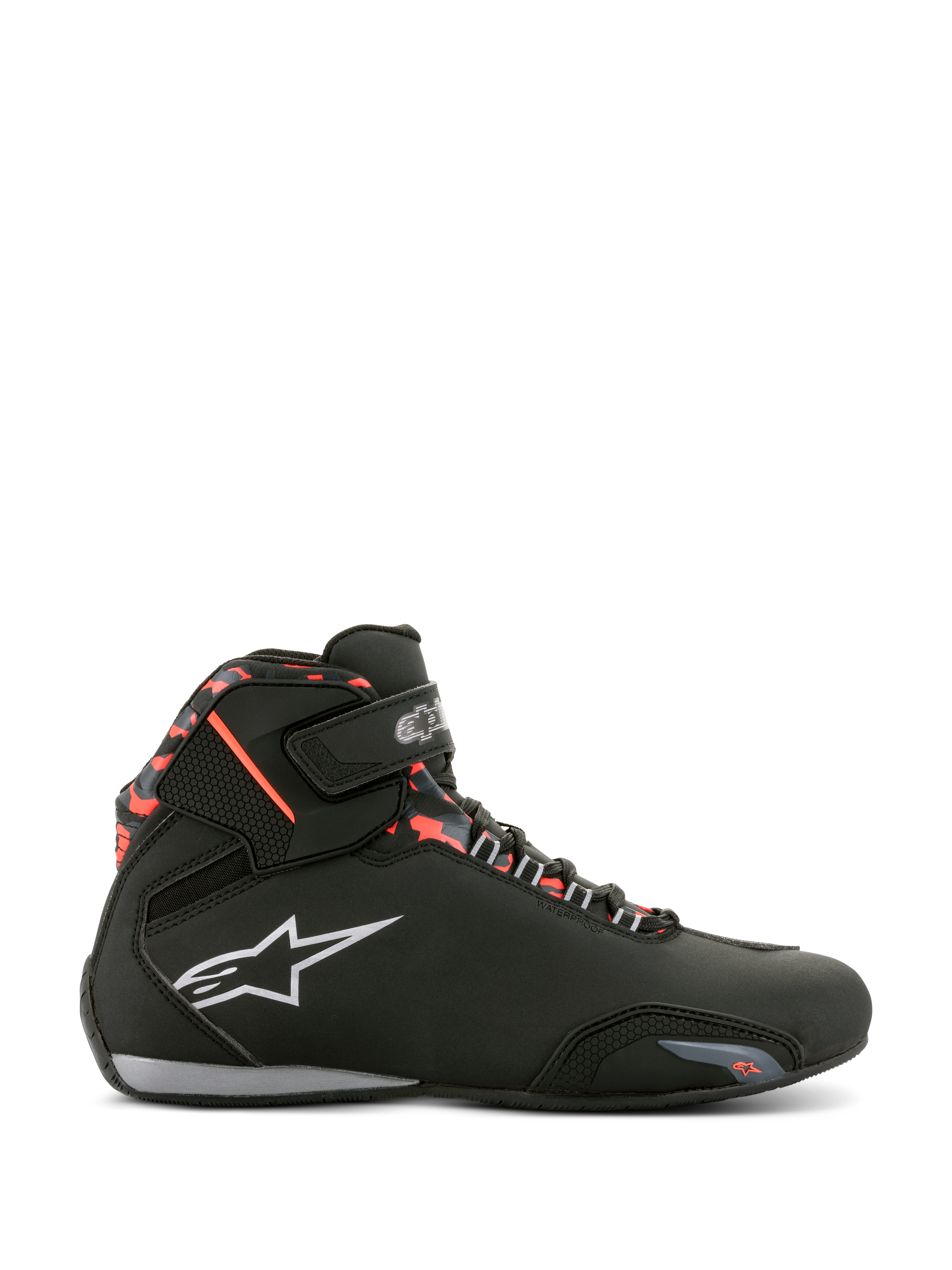 Alpinestars Sektor Waterproof Shoes, buty motocyklowe, czarne, ciemnoszare i neonowe czerwone, profil boczny ze sznurowadłami i paskiem na rzep, białe logo oraz czerwone akcenty w stylu camo na kołnierzu wokół kostki.
