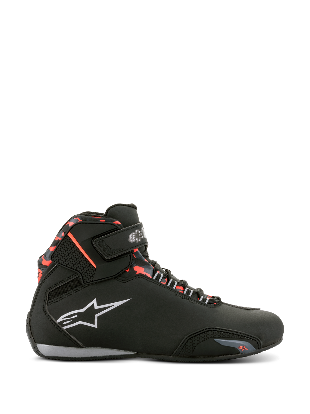 Alpinestars Sektor Waterproof Shoes, czarne z ciemnoszarymi i czerwonymi akcentami fluo, profil boczny buta motocyklowego, białe logo Alpinestars, czerwony wzór kamuflażu na kostce, pasek na rzep, wodoodporna konstrukcja do jazdy szosowej