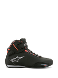 Alpinestars Sektor Waterproof Shoes, czarne z ciemnoszarymi i czerwonymi akcentami fluo, profil boczny buta motocyklowego, białe logo Alpinestars, czerwony wzór kamuflażu na kostce, pasek na rzep, wodoodporna konstrukcja do jazdy szosowej