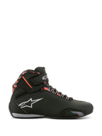 Alpinestars Sektor Waterproof Shoes, czarne z ciemnoszarymi i czerwonymi akcentami fluo, profil boczny buta motocyklowego, białe logo Alpinestars, czerwony wzór kamuflażu na kostce, pasek na rzep, wodoodporna konstrukcja do jazdy szosowej