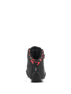 Alpinestars Sektor Waterproof Shoes, buty motocyklowe, czarne, ciemnoszare i czerwone fluo, widok z tyłu pokazujący wzorzysty kołnierz pięty, odblaskowy element i wytrzymałą gumową podeszwę, lekka konstrukcja z mikrofibry