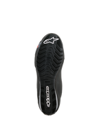 Alpinestars Sektor Waterproof Shoes, widok spodu podeszwy, czarna guma z falistym wzorem bieżnika do odprowadzania wody, białe logo Astars i branding Alpinestars, zaprojektowane pod kątem przyczepności i wsparcia na podnóżkach motocyklowych