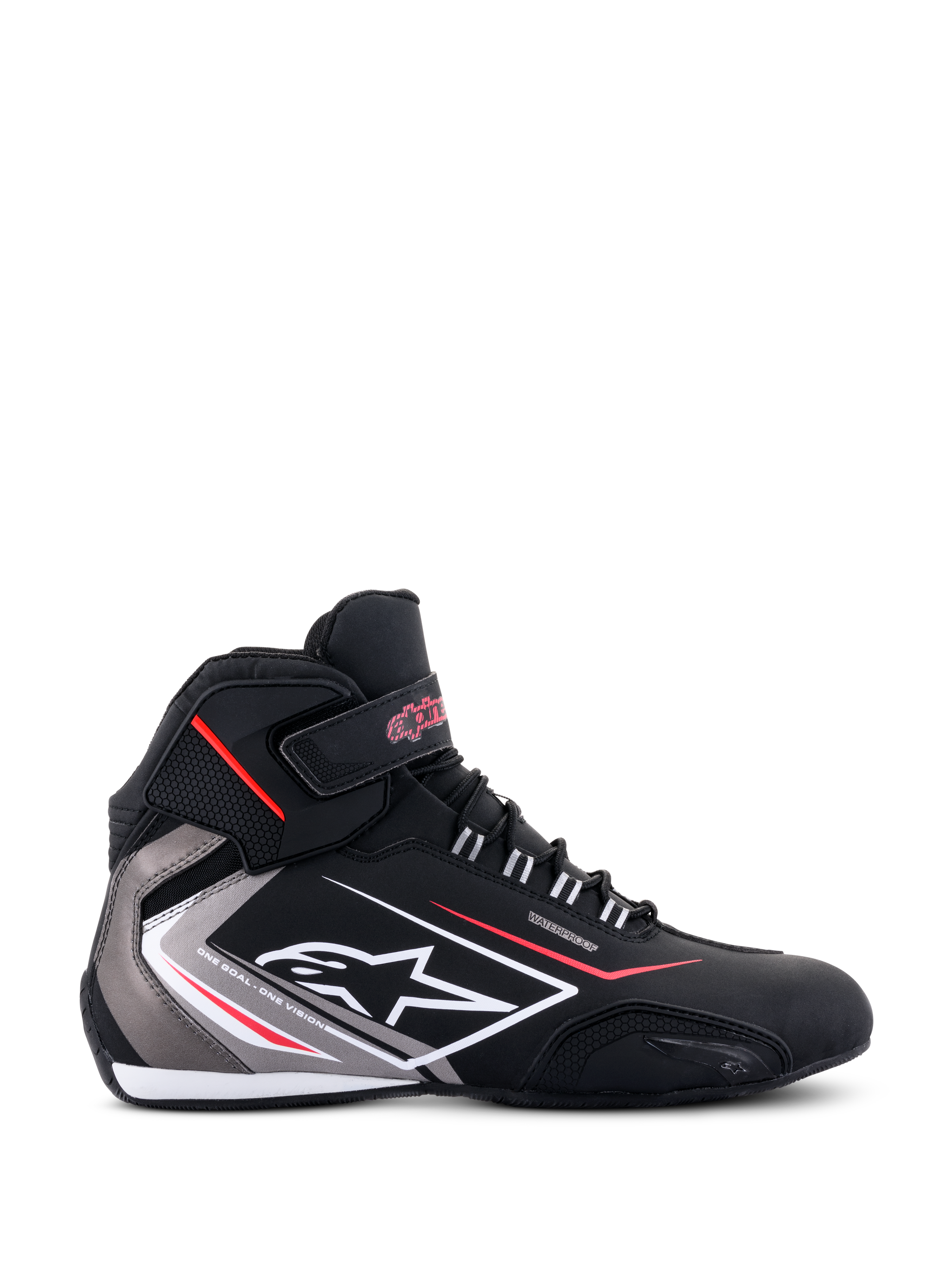 Buty Alpinestars Sektor Waterproof, profil boczny, czarne z szarymi i białymi akcentami oraz czerwonymi detalami, sznurowadła, pasek na rzep na kostce, logo Alpinestars i napis „Waterproof”, smukłe obuwie motocyklowe