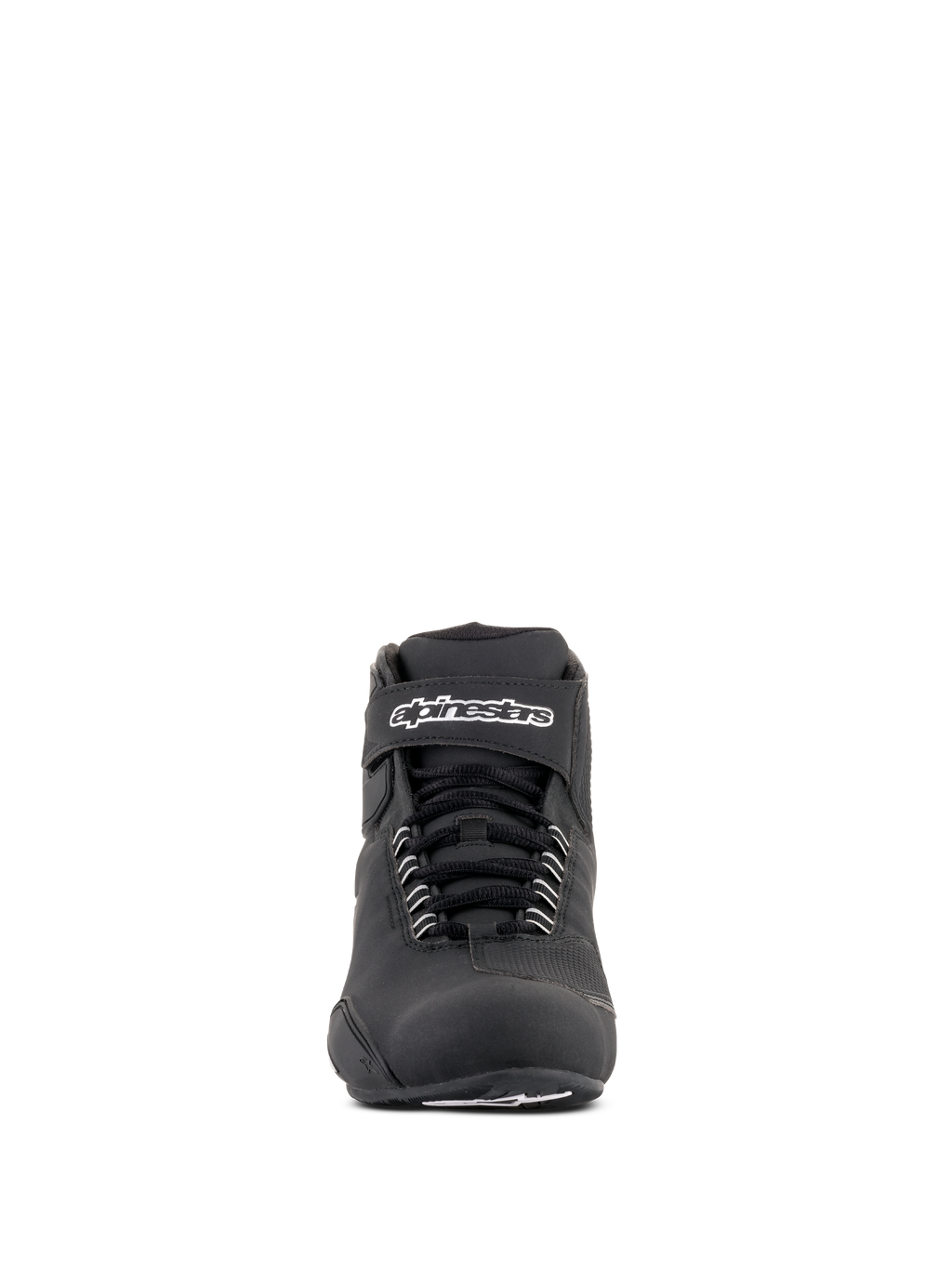 Alpinestars Sektor Waterproof Shoes, czarne buty motocyklowe, widok z przodu z czarnymi sznurowadłami i paskiem na rzep przy kostce z białym logo Alpinestars, smukła konstrukcja z mikrofibry zapewniająca wydajność motocyklową w każdych warunkach pogodowych
