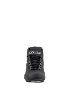 Alpinestars Sektor Waterproof Shoes, czarne buty motocyklowe, widok z przodu z czarnymi sznurowadłami i paskiem na rzep przy kostce z białym logo Alpinestars, smukła konstrukcja z mikrofibry zapewniająca wydajność motocyklową w każdych warunkach pogodowych