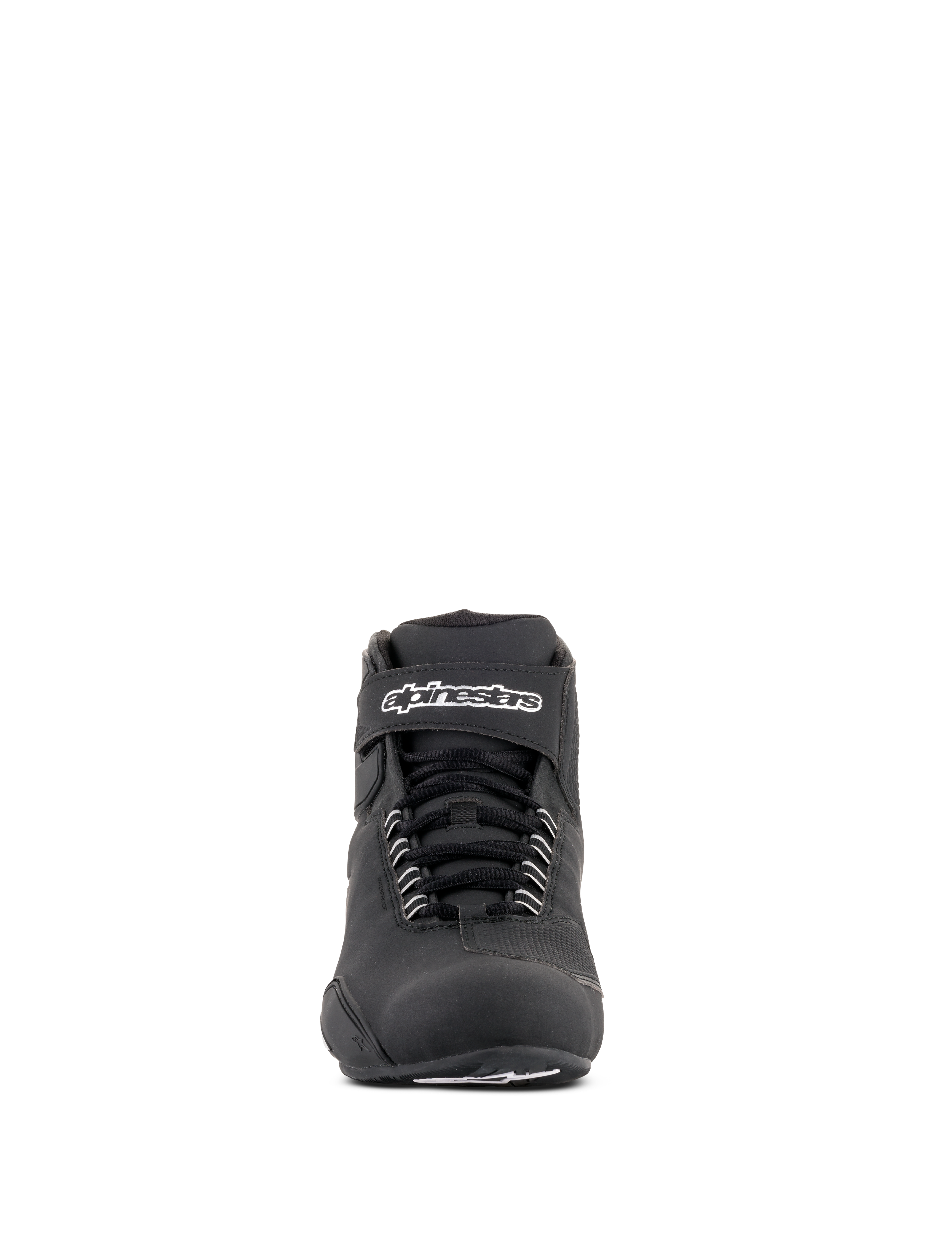 Alpinestars Sektor Waterproof Shoes, czarne buty motocyklowe, widok z przodu z czarnymi sznurowadłami i paskiem na rzep przy kostce z białym logo Alpinestars, smukła konstrukcja z mikrofibry zapewniająca wydajność motocyklową w każdych warunkach pogodowych