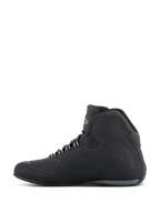 Buty Alpinestars Sektor Waterproof, buty motocyklowe, czarne, widok z boku prezentujący wysoką konstrukcję z cholewką z mikrowłókna, teksturowane panele boczne, białe przelotki na sznurowadła oraz logo marki na kostce