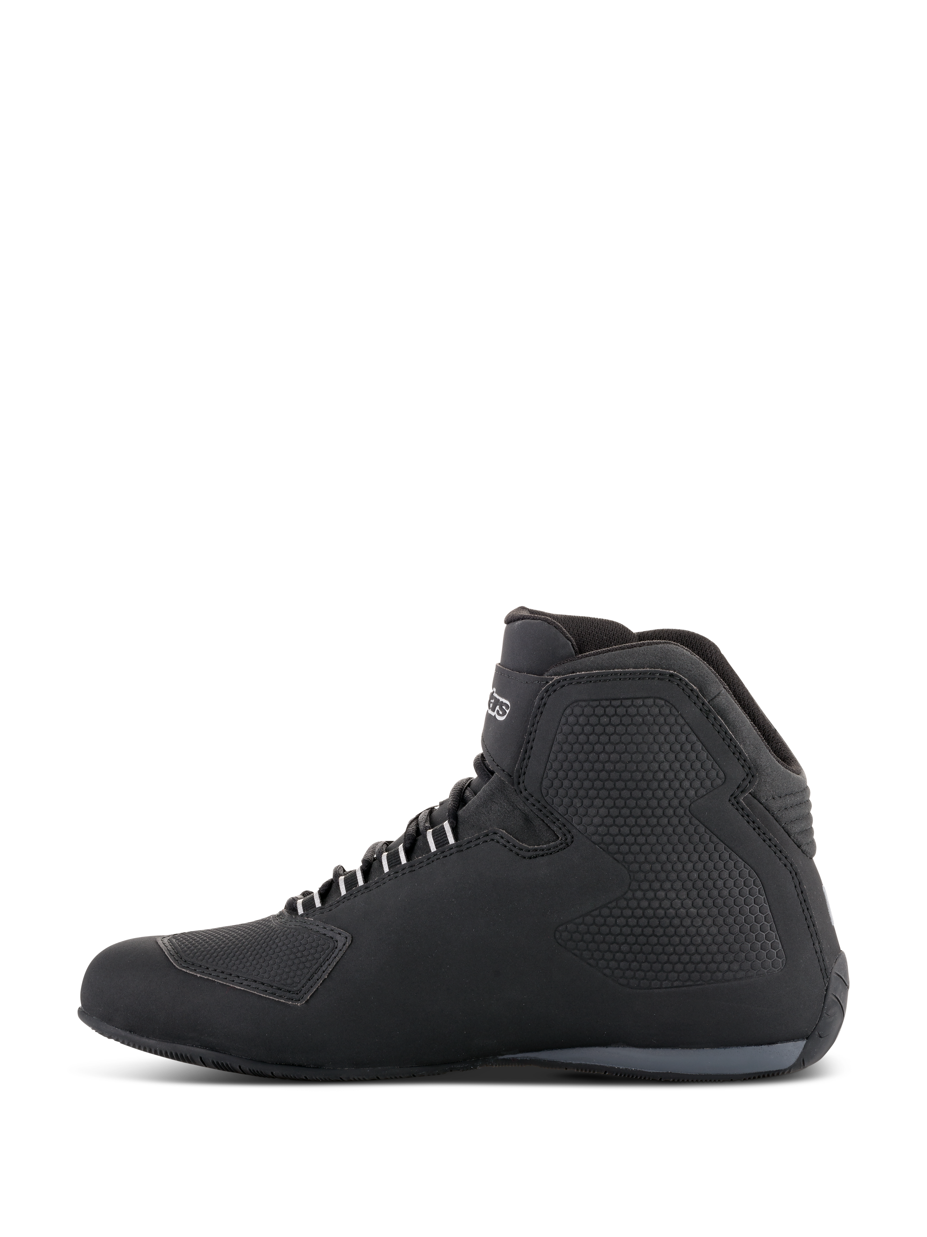 Buty Alpinestars Sektor Waterproof, buty motocyklowe, czarne, widok z boku prezentujący wysoką konstrukcję z cholewką z mikrowłókna, teksturowane panele boczne, białe przelotki na sznurowadła oraz logo marki na kostce