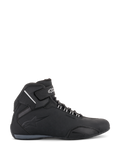 Alpinestars Sektor Waterproof Shoes, buty motocyklowe, czarne, widok z boku, lekka konstrukcja z mikrofibry z wodoodporną membraną, wzmocniony nosek i bezpieczne zapięcie na rzep przy kostce