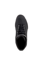Buty Alpinestars Sektor Waterproof, czarne buty motocyklowe, widok z góry pokazujący czarne sznurowadła i wzmocniony nosek, smukła konstrukcja z mikrofibry zapewniająca wydajność na drodze