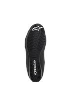 Buty Alpinestars Sektor Waterproof, czarne, widok od spodu na gumową podeszwę ze specjalistycznym bieżnikiem ułatwiającym odprowadzanie wody i zapewniającym przyczepność, białe logo gwiazdy i logotyp Alpinestars