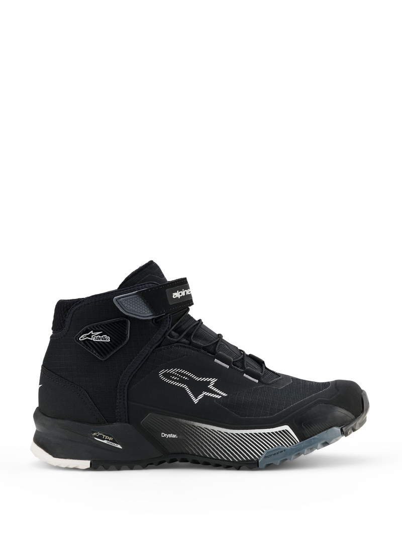 Damskie buty motocyklowe Alpinestars CR-X Drystar, czarne wysokie sneakersy motocyklowe, widok z boku damskiego obuwia do jazdy miejskiej ze sznurowaniem i paskiem na rzep na kostce, białe logo gwiazdy Alpinestars, oznaczenia „Drystar” i „TPF” na podeszwie środkowej, wytrzymała gumowa podeszwa z białymi i szarymi wzorami.