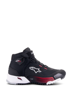 Alpinestars CR-X Women's Drystar® Riding Shoe, damskie buty motocyklowe, czarno-białe z różowymi akcentami Diva Pink, widok z profilu prezentujący białe logo Alpinestars, różowe gradientowe detale na podeszwie środkowej oraz branding Stella na kostce, smukły wodoodporny design w stylu sneakersów.