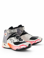 Alpinestars CR-X Women's Drystar® Riding Shoes, damskie buty motocyklowe, białe, szare i czarne z jaskrawymi różowymi akcentami, smukła sportowa sylwetka, paski z rzepem na kostce, logo Astar z boku, wodoodporne obuwie ochronne do jazdy szosowej