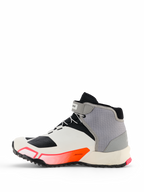 Alpinestars CR-X Women's Drystar® Riding Shoes, damskie obuwie motocyklowe w kolorach białym, szarym, czarnym i różowym Diva Pink, profil boczny o sportowym designie z paskiem na kostce i grubą podeszwą, zaprojektowane dla całodziennego komfortu chodzenia i ochrony