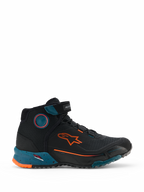 Alpinestars CR-X Drystar Riding Shoes, miejskie buty motocyklowe, kolor czarny, Petrol i Orange Fluo, wysoki fason w stylu sneakersów z pomarańczowym logo Alpinestars, morska nakrapiana podeszwa środkowa i wytrzymała wodoodporna konstrukcja.