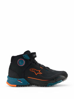 Alpinestars CR-X Drystar Riding Shoes, miejskie buty motocyklowe, kolor czarny, Petrol i Orange Fluo, wysoki fason w stylu sneakersów z pomarańczowym logo Alpinestars, morska nakrapiana podeszwa środkowa i wytrzymała wodoodporna konstrukcja.