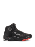 Alpinestars CR-X Drystar Riding Shoes, wodoodporne buty motocyklowe w kolorystyce Black Camo Red, widok z profilu przedstawiający teksturowaną cholewkę we wzór kamuflażu, białe logo Alpinestars, pasek na kostce oraz czarną, żłobioną podeszwę z czerwonymi akcentami przy palcach.