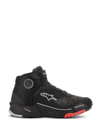 Alpinestars CR-X Drystar Riding Shoes, wodoodporne buty motocyklowe w kolorystyce Black Camo Red, widok z profilu przedstawiający teksturowaną cholewkę we wzór kamuflażu, białe logo Alpinestars, pasek na kostce oraz czarną, żłobioną podeszwę z czerwonymi akcentami przy palcach.