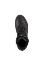 Buty motocyklowe Alpinestars CR-X Drystar®, Black Camo Red, widok z góry prezentujący wzór kamuflażu i czarne sznurowadła, pasek na kostce z białym logo Alpinestars, wodoodporne obuwie motocyklowe z czerwonymi akcentami na podeszwie