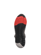 Buty motocyklowe Alpinestars CR-X Drystar®, widok podeszwy, wielokolorowy wzór bieżnika z czerwonym przodem, czarnym środkiem i szarą piętą, agresywna konstrukcja zapewniająca przyczepność, ochronę i komfort chodzenia