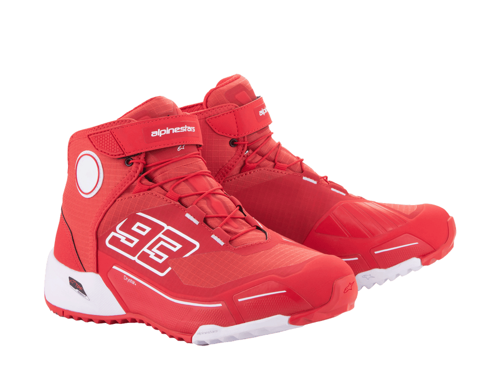 Buty motocyklowe Alpinestars MM93 CR-X Drystar®, jaskrawoczerwone i białe, widok z boku, z grafiką „93” na boku, logo Alpinestars na pasku, biała techniczna podeszwa, sylwetka inspirowana butami do biegania do jazdy na motocyklu