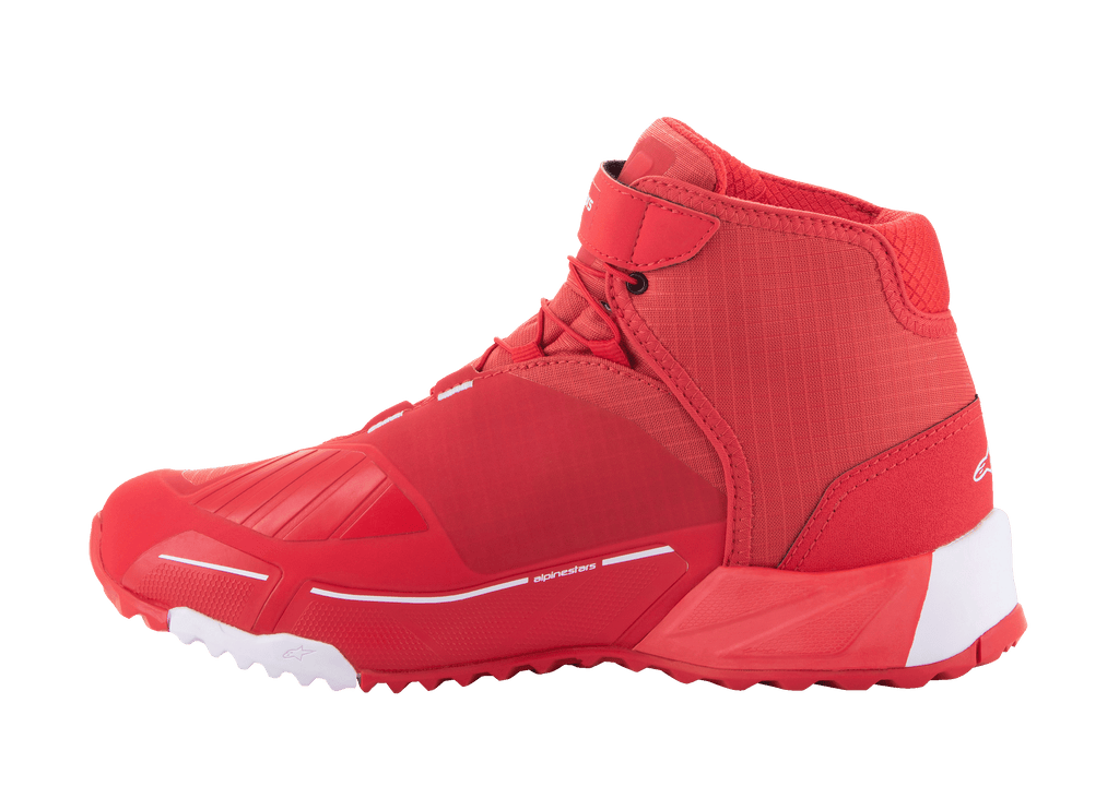 Buty motocyklowe Alpinestars MM93 CR-X Drystar, jasnoczerwone i białe, widok z boku, smukły sportowy design ze wzmocnieniem pod dźwignię zmiany biegów, białe akcenty na pięcie i palcach na czerwonej podeszwie, miejskie obuwie motocyklowe