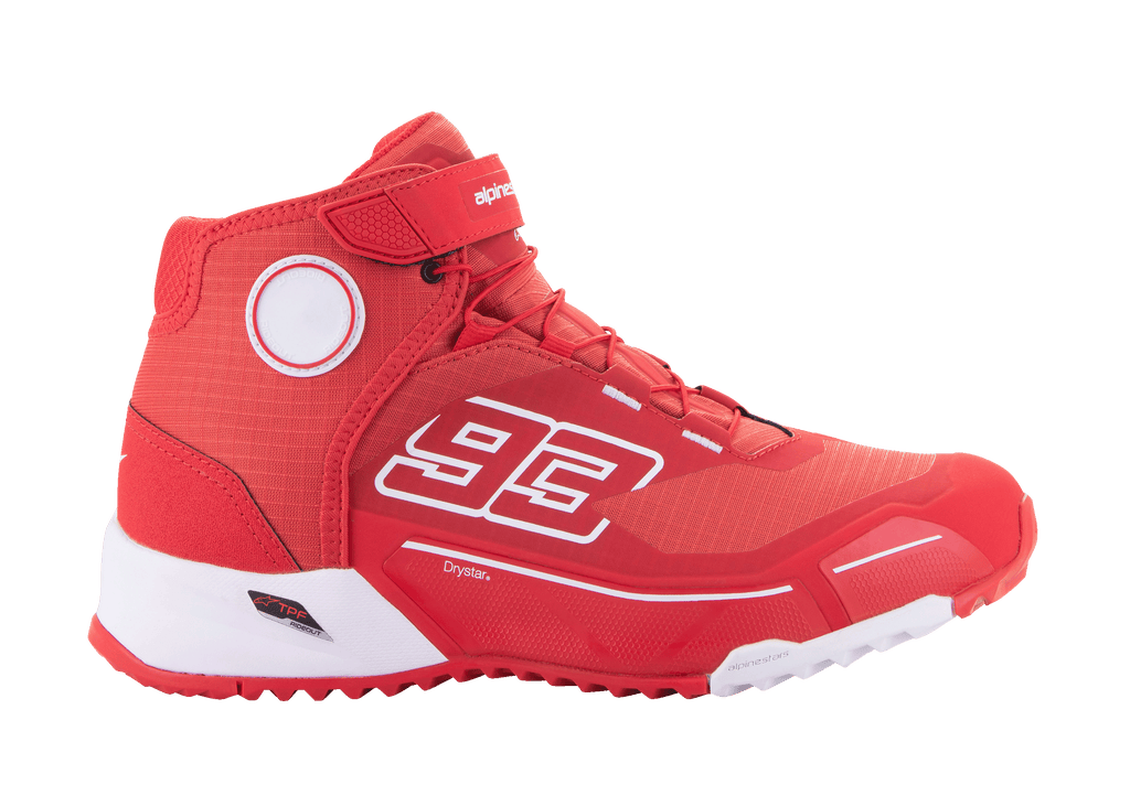 Alpinestars MM93 CR-X Drystar Riding Shoes, miejskie obuwie motocyklowe, jaskrawoczerwone i białe, wysoka konstrukcja z numerem 93 Marca Marqueza, wodoodporna technologia Drystar, teksturowana cholewka z tkaniny, biała podeszwa środkowa EVA i czerwona gumowa podeszwa, zapięcie na rzep i sznurowadła